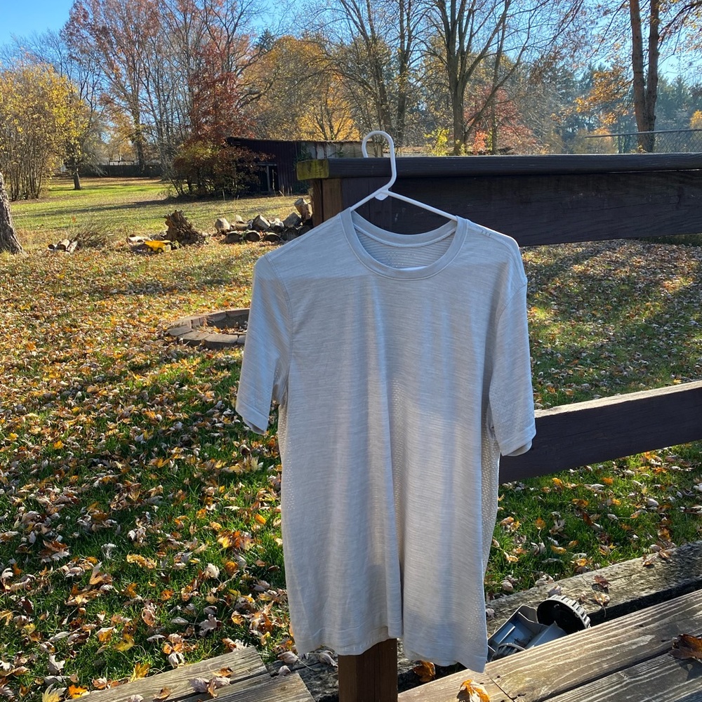 Men’s Lululemom Grey Drysense Training Short Sleeve Shirt Size Medium in Grey